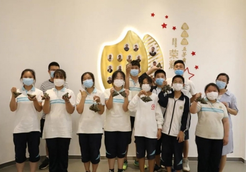幸福助学公益行,体验非遗文化——嘉兴市秀州中学、秀洲区高照实验学校师生参观五芳斋产业园