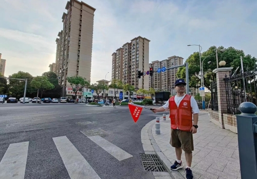 助力文明城市创建 “五芳青 志愿红”在行动