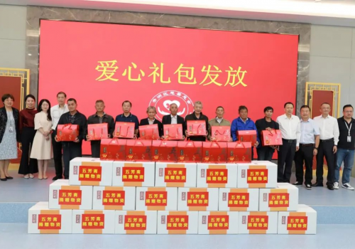 传递“舌尖上的温暖”,五芳斋开展关爱老人公益活动!